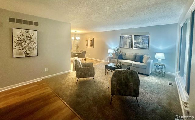 5783 Williamsburg Court, Waterford, MI 48327