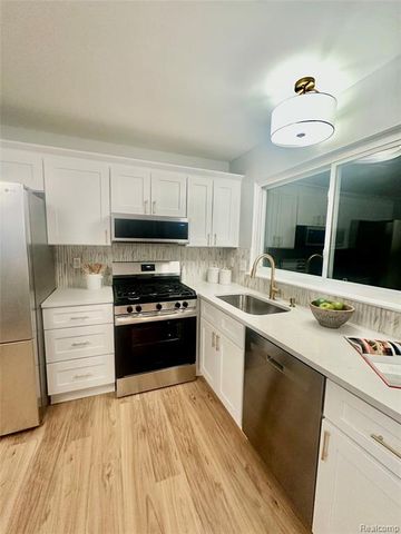 5783 Williamsburg Court, Waterford, MI 48327