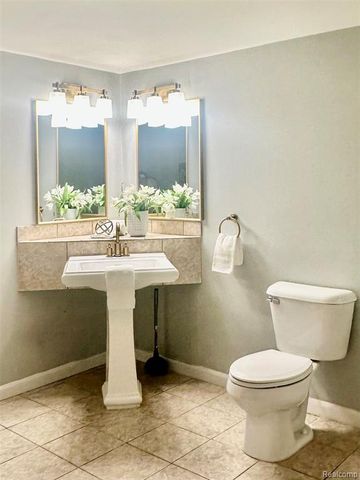 5783 Williamsburg Court, Waterford, MI 48327