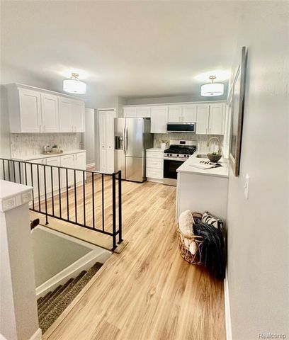 5783 Williamsburg Court, Waterford, MI 48327
