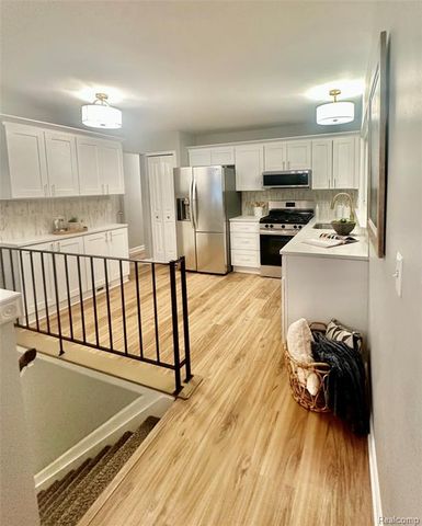 5783 Williamsburg Court, Waterford, MI 48327