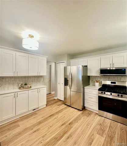 5783 Williamsburg Court, Waterford, MI 48327
