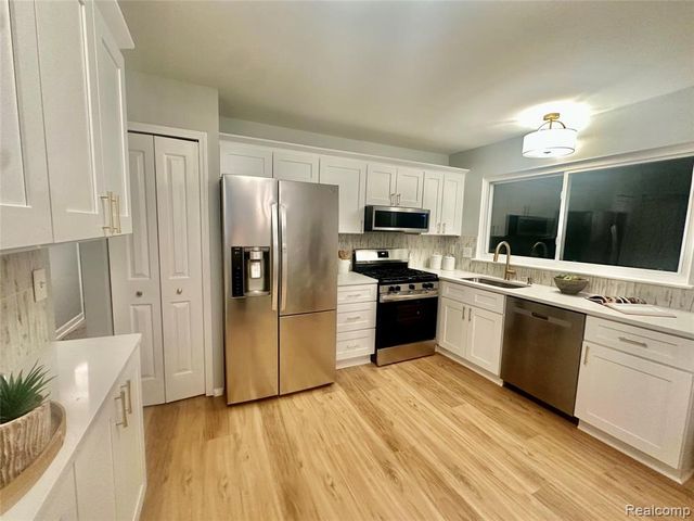 5783 Williamsburg Court, Waterford, MI 48327
