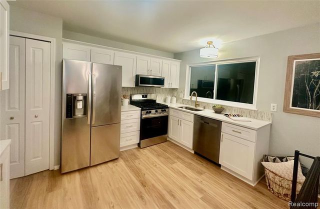 5783 Williamsburg Court, Waterford, MI 48327