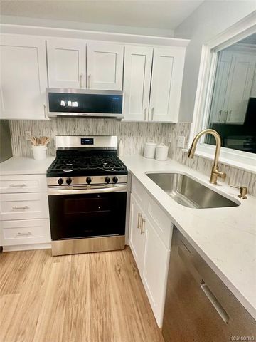5783 Williamsburg Court, Waterford, MI 48327