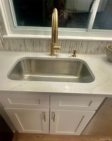 5783 Williamsburg Court, Waterford, MI 48327