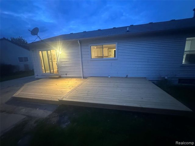 5783 Williamsburg Court, Waterford, MI 48327