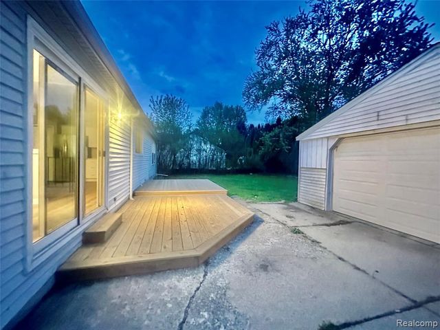 5783 Williamsburg Court, Waterford, MI 48327