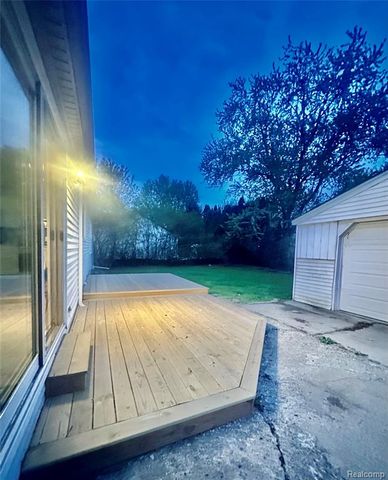 5783 Williamsburg Court, Waterford, MI 48327
