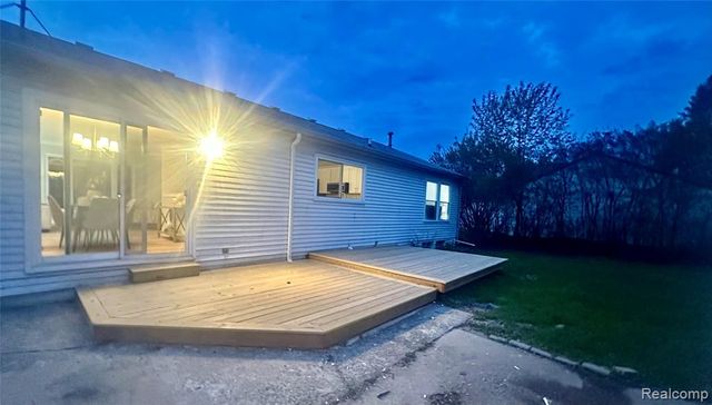5783 Williamsburg Court, Waterford, MI 48327