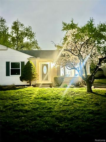 5783 Williamsburg Court, Waterford, MI 48327