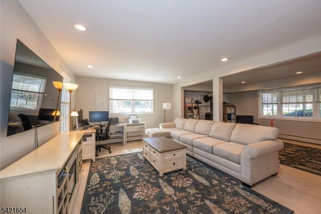 5 Abbey Ln, Pequannock Twp., NJ 07444