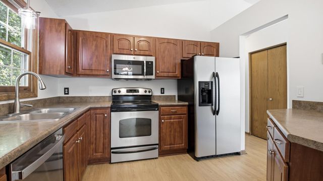 17604 Lorence Way, Eden Prairie, MN 55346
