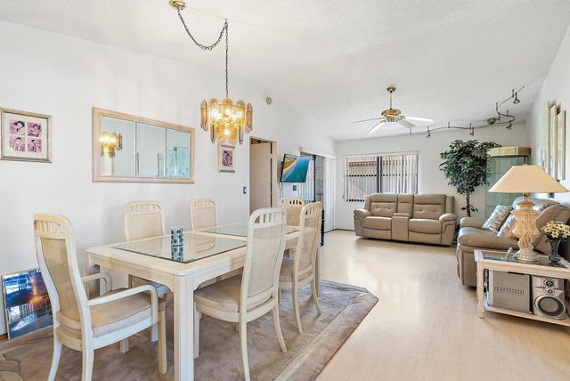 7633 Tahiti Lane 204, Lake Worth, FL 33467