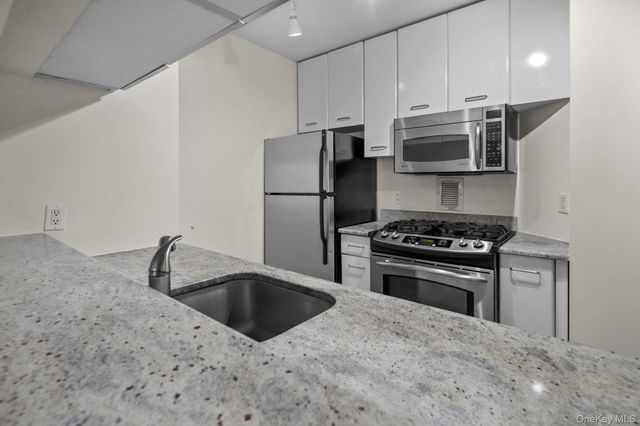 4 Martine Avenue 418, White Plains, NY 10606