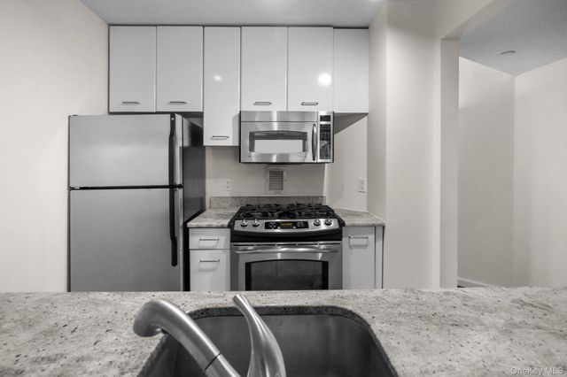 4 Martine Avenue 418, White Plains, NY 10606