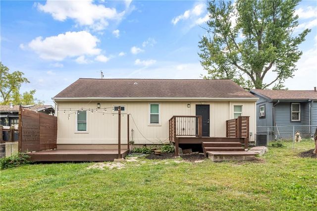 5820 NE 61st Street, Kansas City, MO 64119