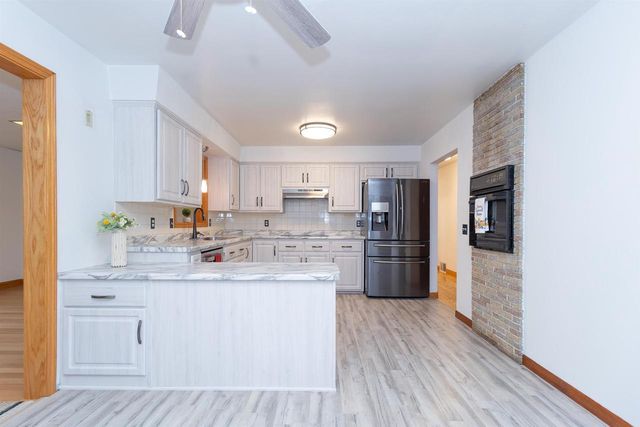 214 E TOWNE DRIVE, Hortonville, WI 54944