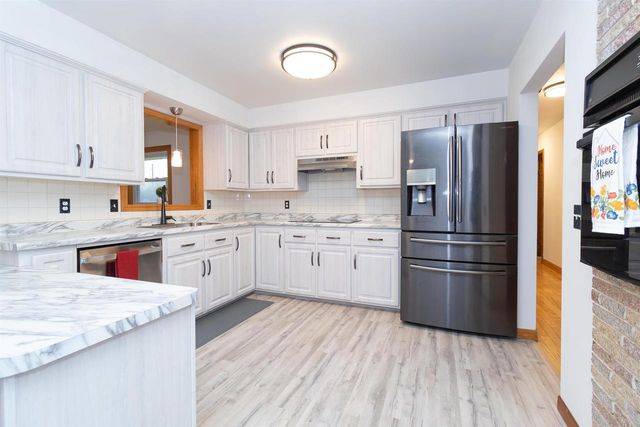 214 E TOWNE DRIVE, Hortonville, WI 54944