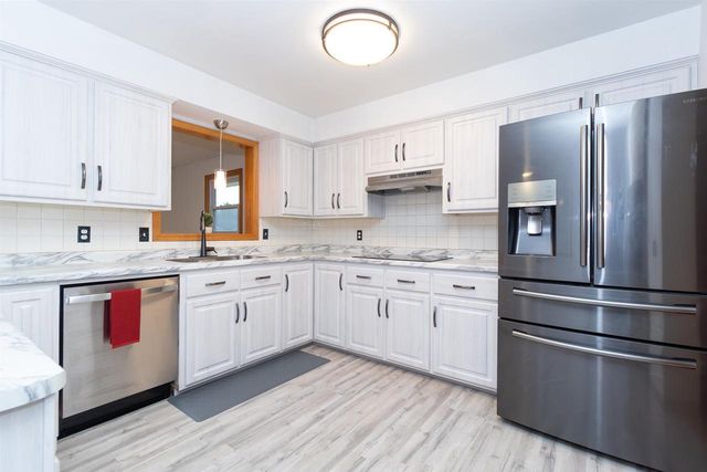 214 E TOWNE DRIVE, Hortonville, WI 54944