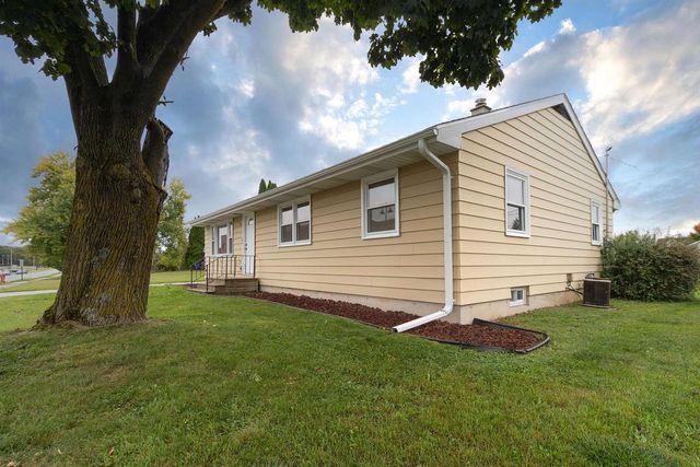 214 E TOWNE DRIVE, Hortonville, WI 54944