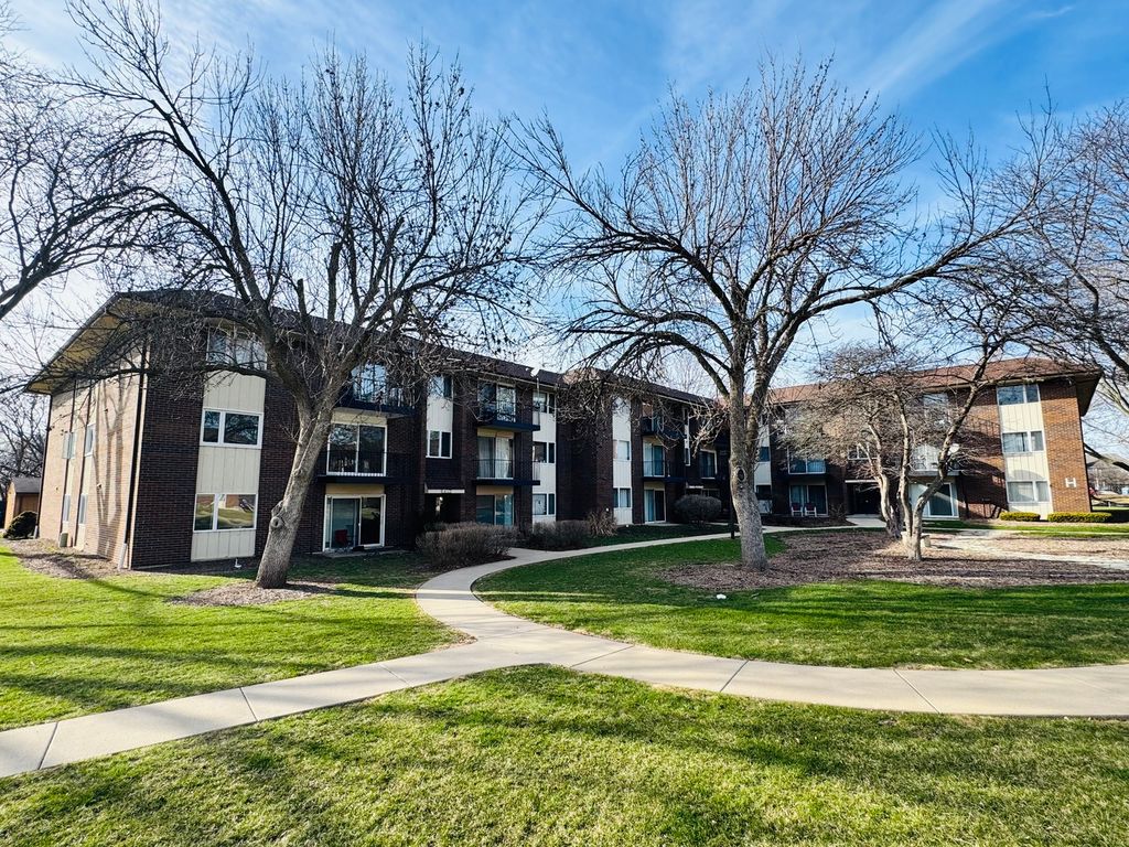 5S070 Pebblewood Lane F11, Naperville, IL 60563