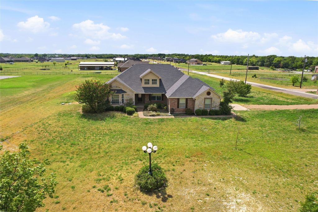 101 Cheyenne Trail, Trenton, TX 75490