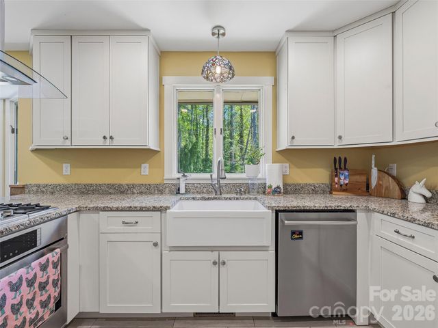 73 Redwood Street, Brevard, NC 28712