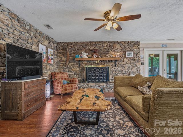 73 Redwood Street, Brevard, NC 28712