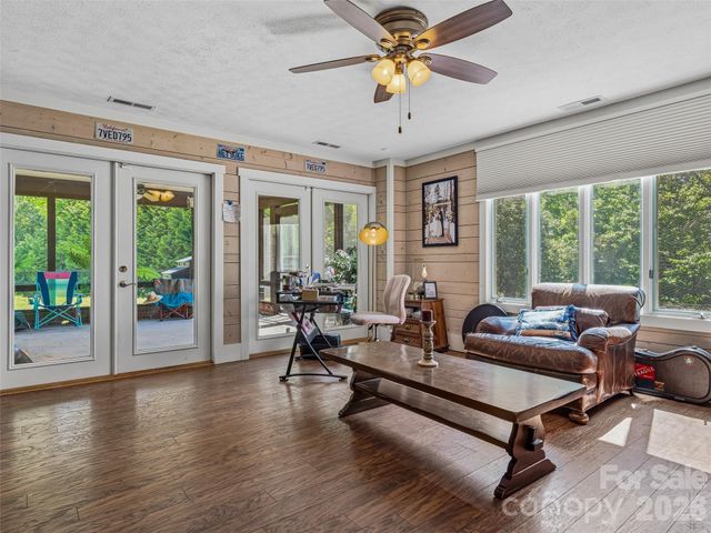73 Redwood Street, Brevard, NC 28712