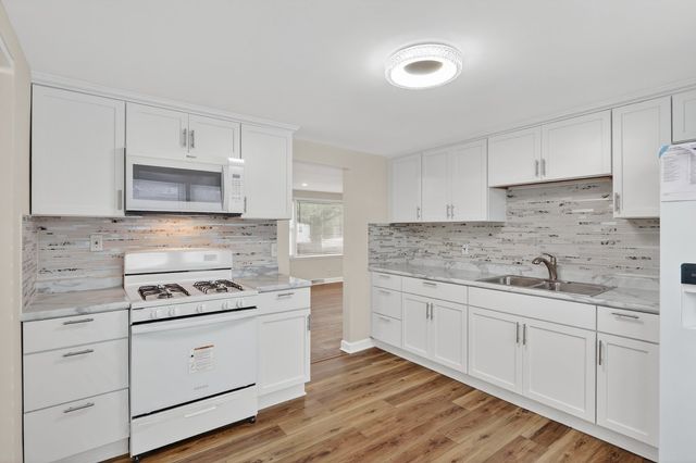 28 Liberty Boulevard, Machesney Park, IL 61115