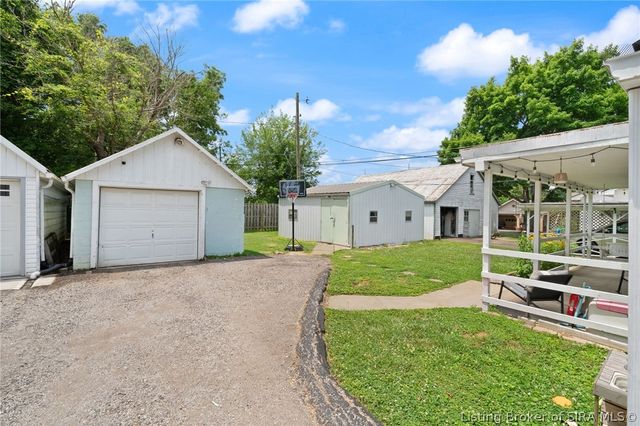 609 W Utica Street, Sellersburg, IN 47172