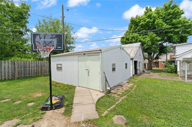 609 W Utica Street, Sellersburg, IN 47172