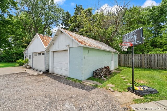 609 W Utica Street, Sellersburg, IN 47172