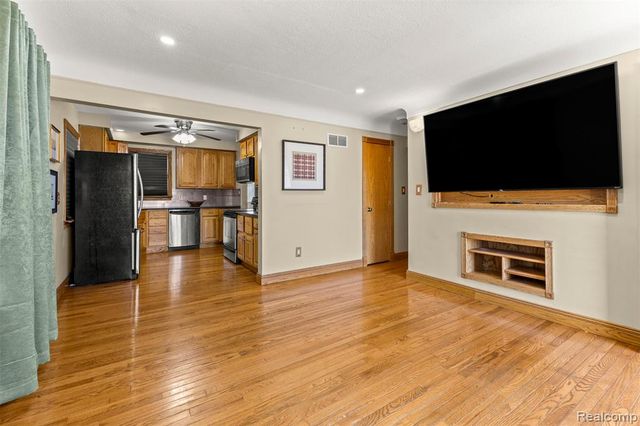 4903 Bedford Street, Dearborn Heights, MI 48125