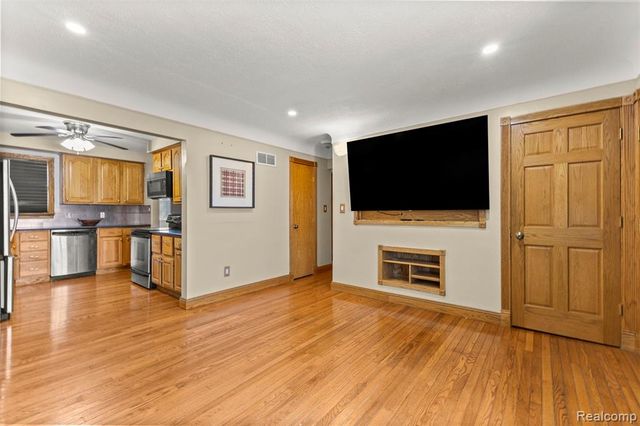 4903 Bedford Street, Dearborn Heights, MI 48125