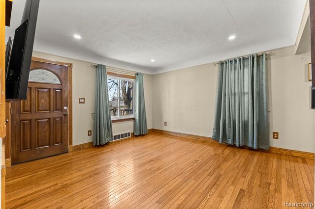 4903 Bedford Street, Dearborn Heights, MI 48125