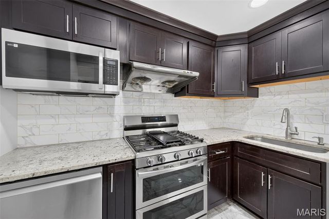 6320 Christopher Winds Court, Oakville, MO 63129