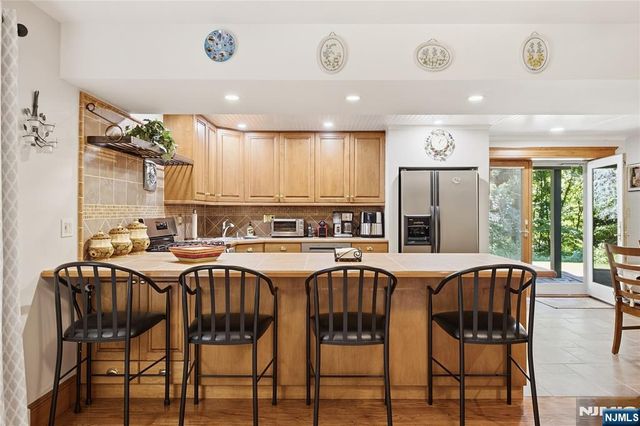 18 Metro Vista Drive, Hawthorne, NJ 07506