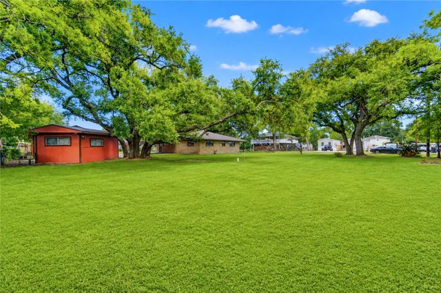 4704 1st Street, Bacliff, TX 77518
