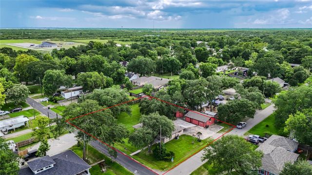 4704 1st Street, Bacliff, TX 77518