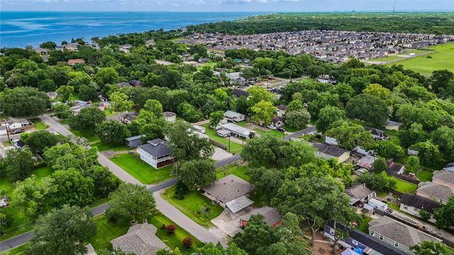 4704 1st Street, Bacliff, TX 77518