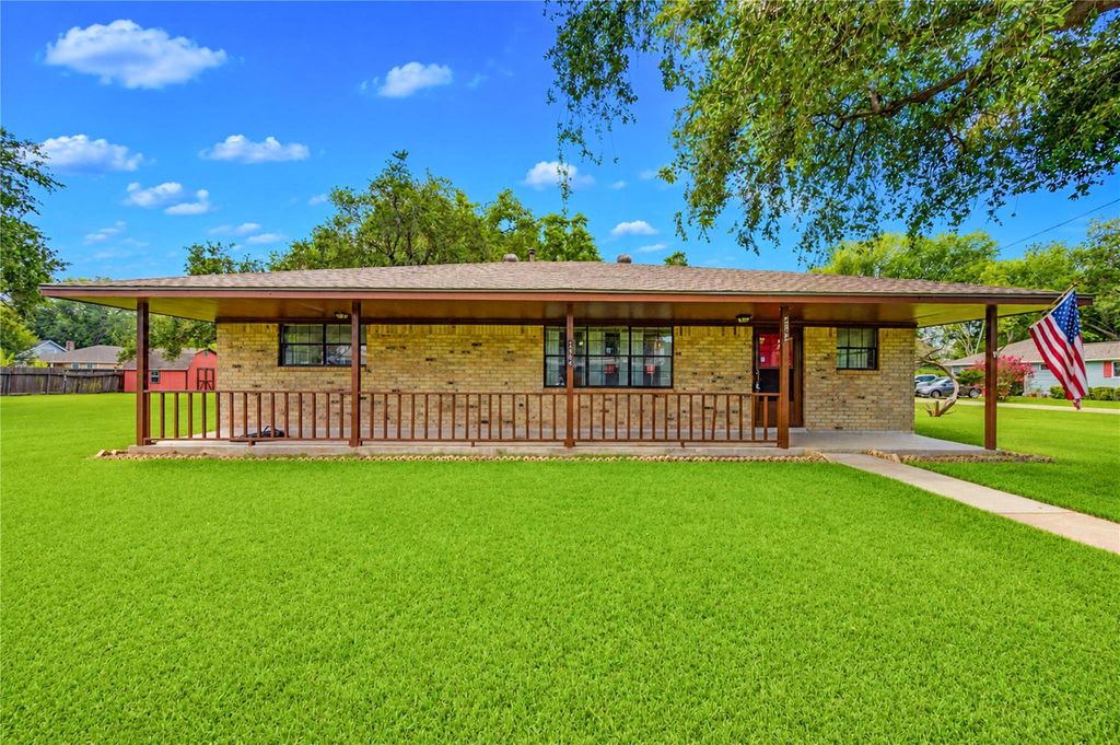 4704 1st Street, Bacliff, TX 77518