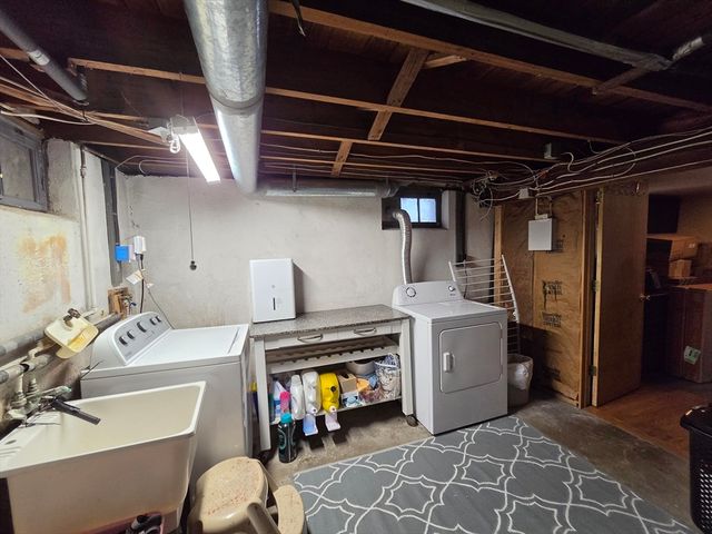 216 Plumtree Rd, Springfield, MA 01118