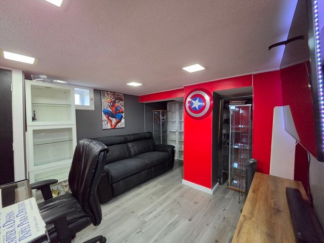 216 Plumtree Rd, Springfield, MA 01118