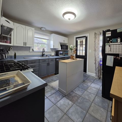 216 Plumtree Rd, Springfield, MA 01118