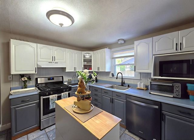 216 Plumtree Rd, Springfield, MA 01118
