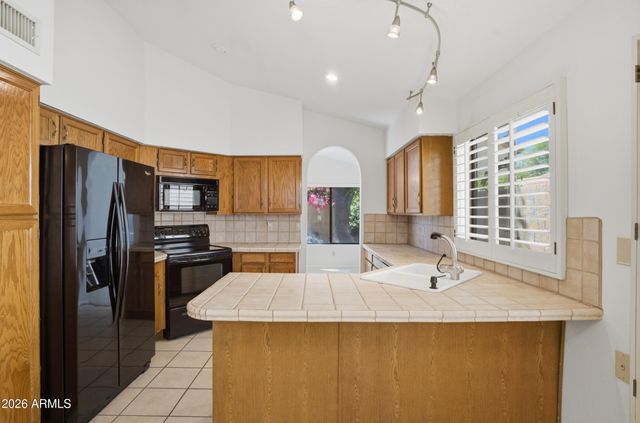 37 E GREENTREE Drive, Tempe, AZ 85284