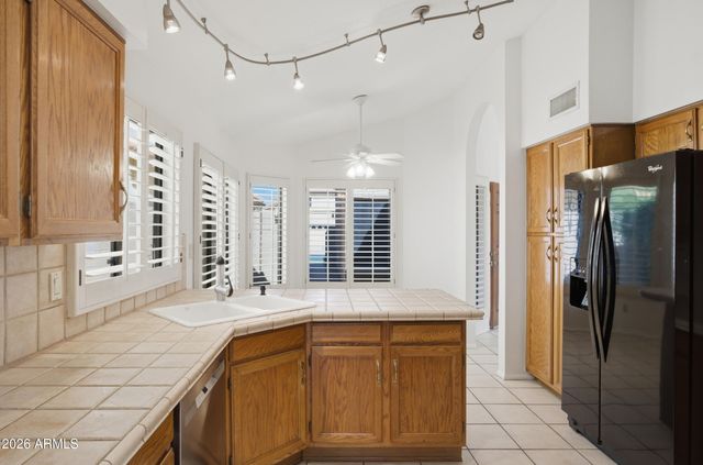 37 E GREENTREE Drive, Tempe, AZ 85284