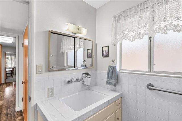 1410 Hillview Dr, Modesto, CA 95351